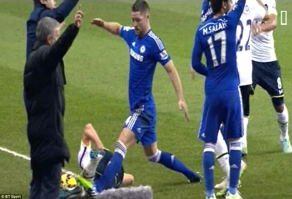 245DB4D300000578-2893663-Cahill_also_seemed_to_stamp_on_Kane_s_ankle_as_the_striker_lay_o-a-146_1420140016260.jpg