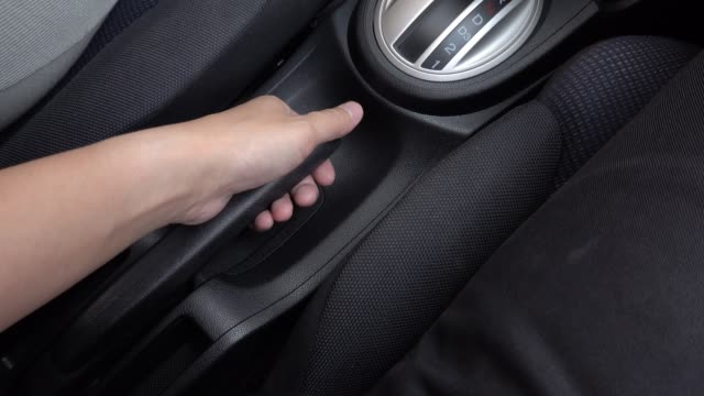 4k-pull-the-handbrake-while-parking-and-brake-the-hand-before-moving-the-car-out.jpg