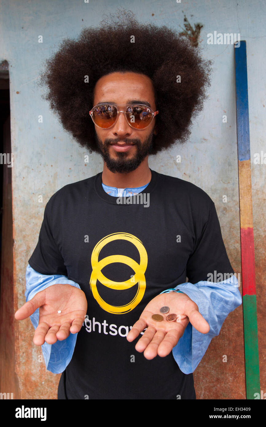 benoit-assou-ekotto-holding-a-tablet-of-mectizan-the-preventative-EH3409.jpg
