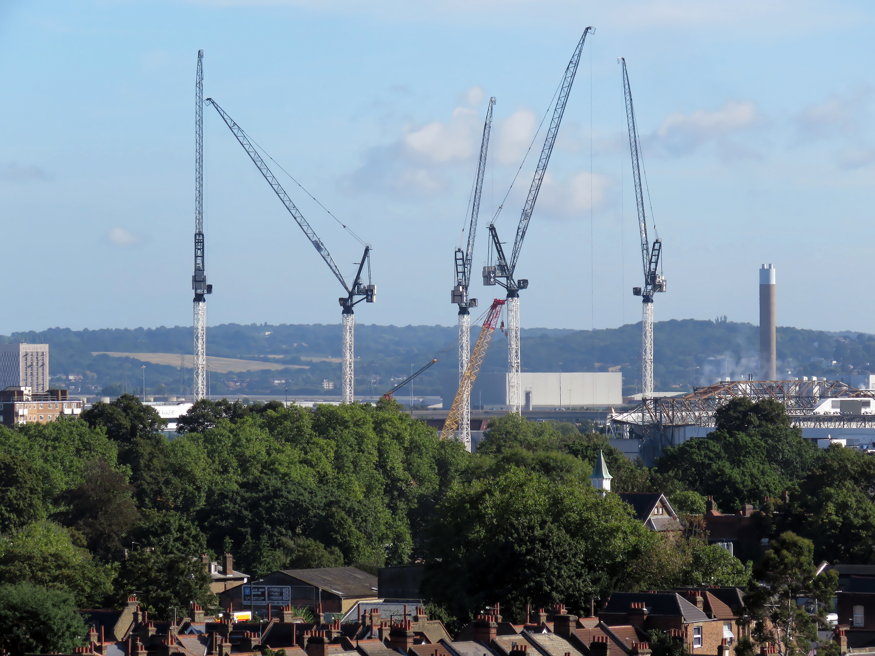 Cranes_at_Tottenham_Hotspur_Football_Club_ground_in_Haringey_London_England.jpg
